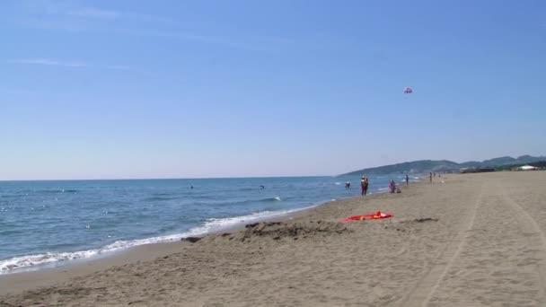 Ada Bojana Sand Beach Some People Kitesurfing Small Sea Waves — Video Stock