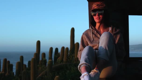 Sunset Portrait Woman Soft Light Pichilemu Punta Lobos Slowmo — Vídeos de Stock