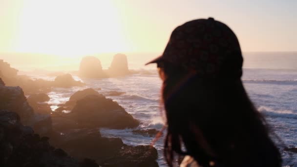 Mujer Espaldas Observando Puesta Sol Con Sol Mar Playa Surf — Vídeos de Stock