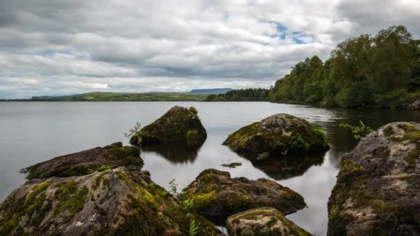 아일랜드 풍경에서 구름낀 여름날에 커다란 바위들이 호수와 이지남에 사라지는 — 비디오