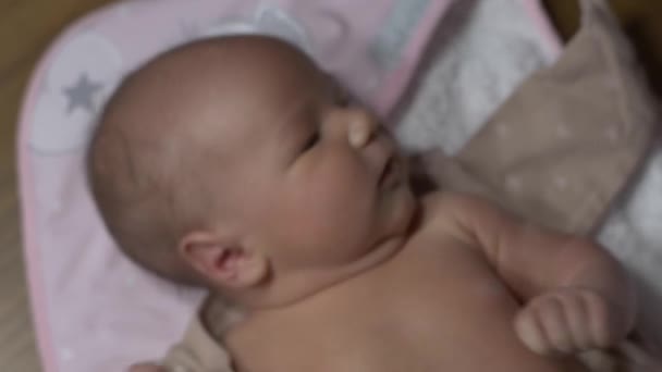 Мати Одяг Новонароджена Дитина Лежить Рожевій Ковдрі Після Прийняття Ванни — стокове відео