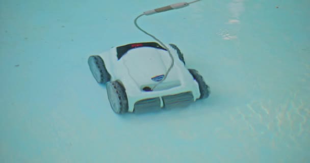 Electric Pool Cleaning Robot Turning Underwater Swimming Pool Preparing Pool — ストック動画