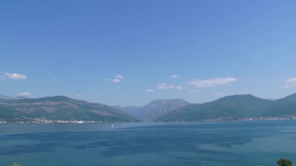 Baie Boka Kotorska Ciel Bleu Montagneux Avec Quelques Nuages Voilier — Video