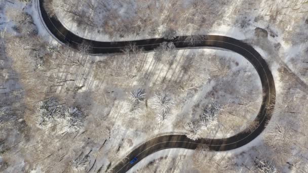 Topdown Aerial View Snowy Serpentine Road Driving Cars Both Sides — 비디오
