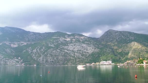 Risan Città Nella Baia Boka Kotorska Montenegro Mare Motoscafo Costa — Video Stock