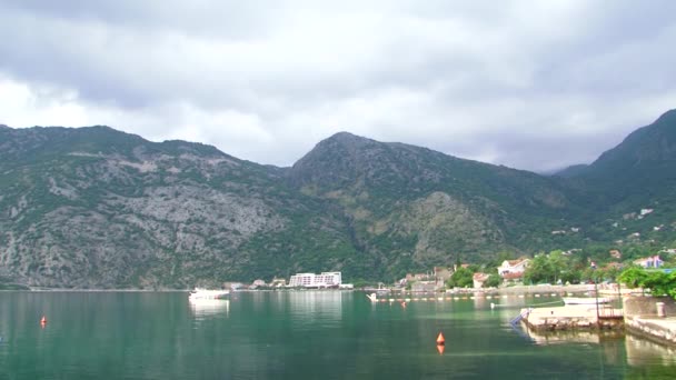 Città Costiera Nella Baia Boka Kotorska Risan Montenegro Mare Motoscafo — Video Stock