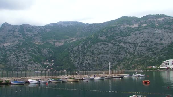 Los Barcos Atracan Puerto Agua Montaña Tranquilas Espalda — Vídeo de stock