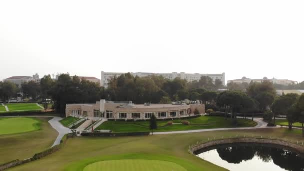 Vliegen Weg Van Het Hoofdgebouw Van Het Golfveld Lucht Drone — Stockvideo