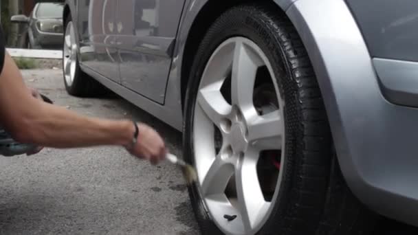 Lubricating Tires Bruh Washing Car — Stock Video