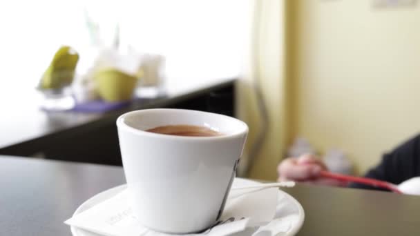 Pour Milk Foam Red Spoon Coffee Cup — Αρχείο Βίντεο
