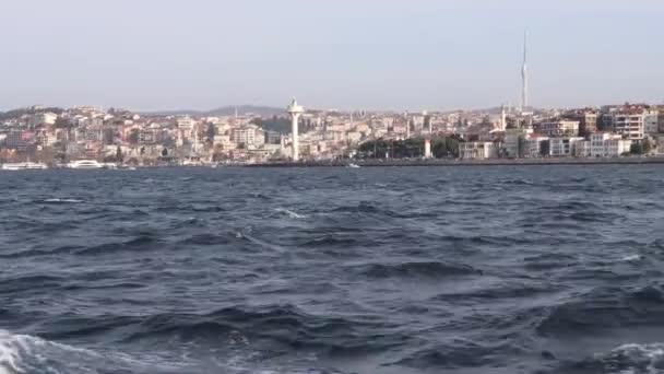 Вид Корабля Плаває Босфорі Міськими Будівлями Вежами Ускударі Стамбул Туреччина — стокове відео