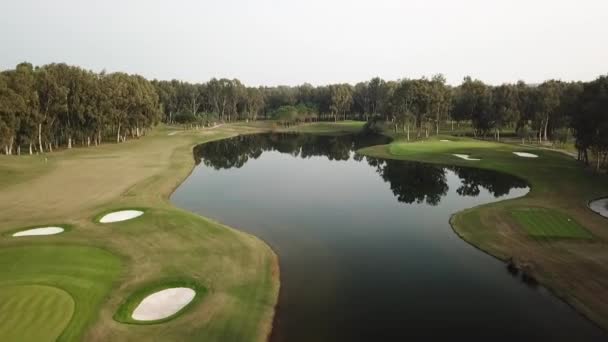 Massive Blue Water Pond Middle Golf Course Field Aerial Shot — 图库视频影像