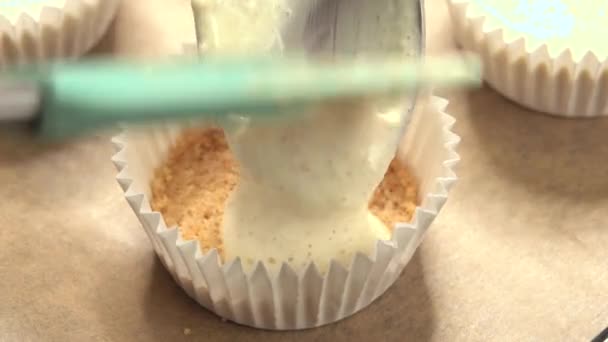 Cupcake Τηγάνι Γεμίζεται Από Ζαχαροπλάστη Κοντινή Απόσταση Από Cookie Pan — Αρχείο Βίντεο
