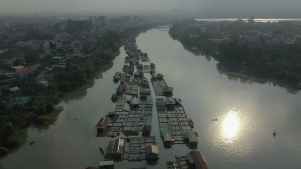 Επιπλέουσα Ιχθυοκαλλιέργεια Κοινότητα Στο Bien Hoa Στον Ποταμό Dong Nai — Αρχείο Βίντεο