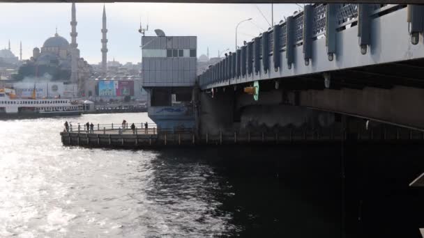 Fishing Galata Bridge Golden Horn Istanbul Turkey View New Mosque — Stockvideo