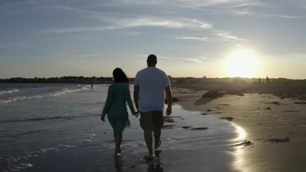 Coppia Romantica Che Tiene Mani Mentre Cammina Sulla Spiaggia Tramonto — Video Stock