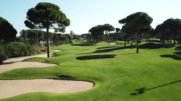 Tiefflug Über Luxuriöses Und Lebendiges Golfplatz Feld Der Türkei — Stockvideo