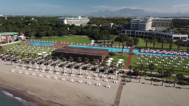 Resort Strand Mit Liegen Und Liegen Pool Zum Entspannen — Stockvideo