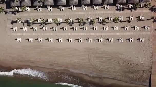 Shora Dolů Klesající Pohled Plážové Postele Luxusním Resortu — Stock video
