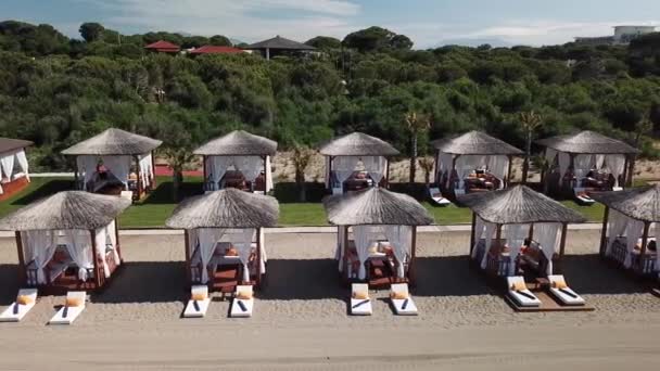 Luxury Beach Bed Houses Sandy Beach Beautiful Resort Aerial — ストック動画