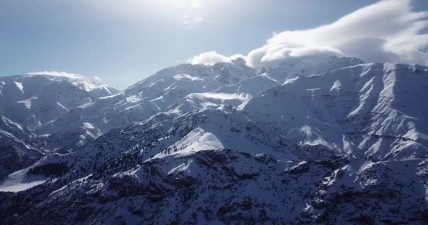 Latać Nad Pokryte Śniegiem Górskie Górskie Wioski Dolinie Alamut Iranie — Wideo stockowe