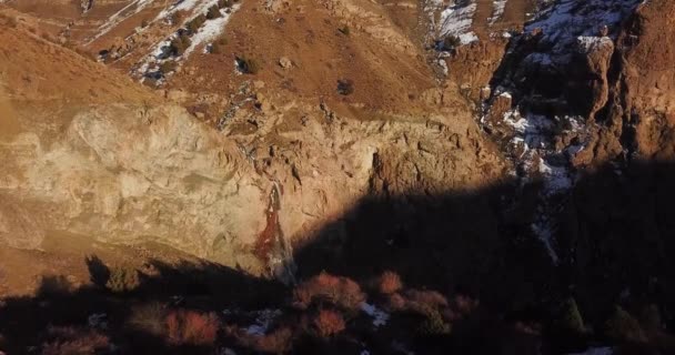 알라무트 계곡에서 겨울이면 나무들 이무성 풍경을 한눈에 수있다 절벽에 보이는 — 비디오