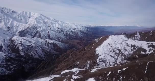Landscape Mountain Covered Snow Wide View Cloudy Sky Visible Horizon — Vídeo de Stock