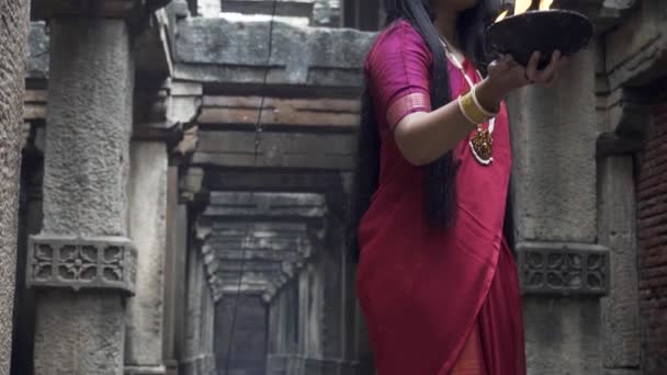 Όμορφη Ινδή Κοπέλα Παλιό Stepwell Φορώντας Παραδοσιακό Ινδικό Κόκκινο Σάρι — Αρχείο Βίντεο
