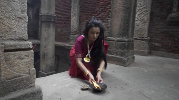Вродлива Індійська Дівчина Старому Стевелі Одягнена Традиційні Індійські Червоні Сарі — стокове відео