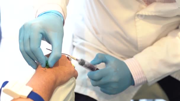 Lekarz Pobierający Krew Strzykawki Pacjentki Podczas Zabiegu Pobierania Krwi — Wideo stockowe