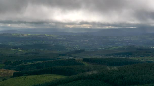 Zeitraffer Einer Landschaft Mit Hügeln Und Feldern Einem Bewölkten Dramatischen — Stockvideo