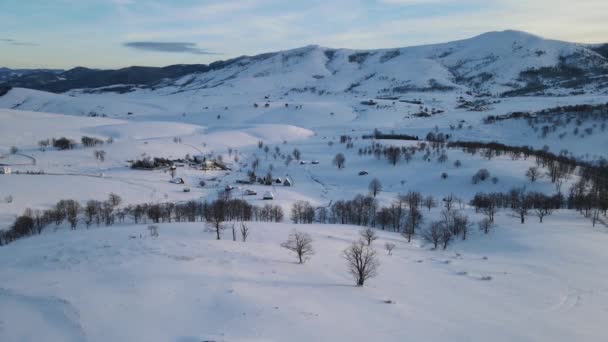 Dağ Yaylası Karla Kaplı Çekimde Ağaçlar Tepeler Ahşap Evler Kulübeler — Stok video