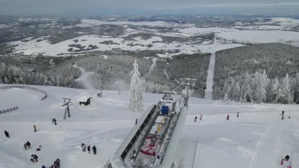 Top Ski Mountain Ski Lifts Gondola People Skiing Trees Slopes — Vídeo de Stock