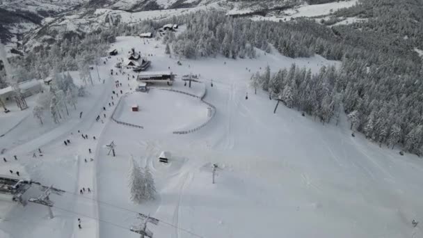 Top Mountain Ski Lifts People Skiing Beautiful Panoramic Aerial Shot — ストック動画