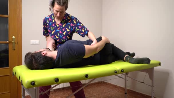 Совместная Терапия Позиции Носилках Профессиональным Физиотерапевтом Лечение Пациента — стоковое видео