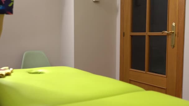 Fysiotherapeut Veegt Tafel Met Doek Verzorgen Patiënt — Stockvideo