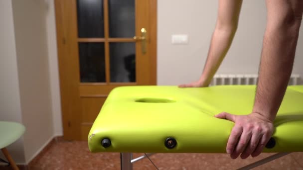 Homme Tient Sur Civière Physiothérapeute Pour Recevoir Massage — Video