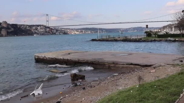 Afval Plastic Vuilnis Aangespoeld Picknickplaats Met Fatih Sultan Mehmet Brug — Stockvideo