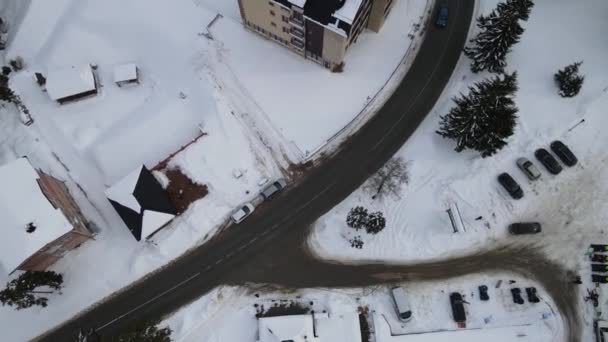 Ulice Uprostřed Zasněženého Města Kolem Projíždí Auto Letecký Záběr Horské — Stock video