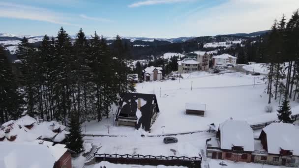 Mountain Ski Center Hotels Trees Cars Covered Snow Blue Sky — Stockvideo