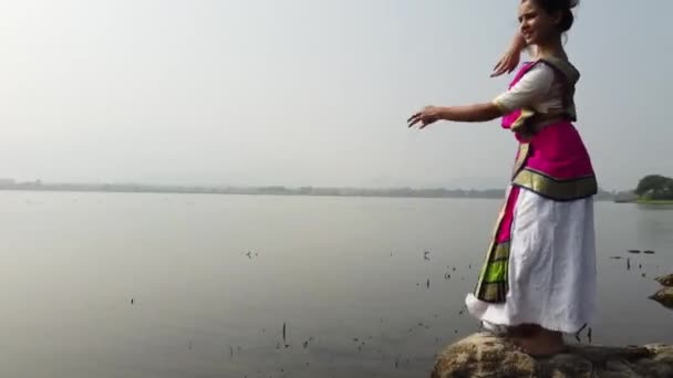 Bharatnatyam Dancer Displaying Classical Bharatnatyam Pose Nature Vadatalav Lake Pavagadh — Vídeo de Stock