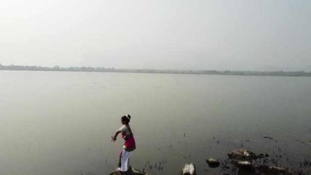 Bharatnatyam Dancer Displaying Classical Bharatnatyam Pose Nature Vadatalav Lake Pavagadh — Stock Video