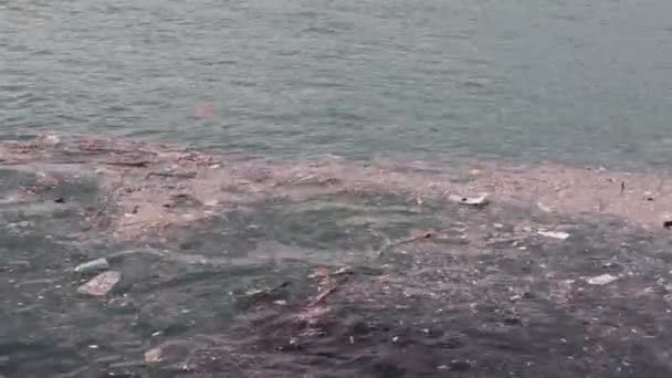 Dirty Sea Trashes Bosphorus Uskudar Istanbul Daytime Wide Shot — Vídeo de stock