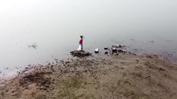 Бхаратнатьям Танцор Демонстрирующий Классическую Позу Бхаратнатьям Природе Озера Вадаталав Павагад — стоковое видео
