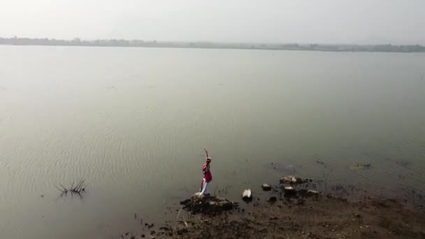 Bharatnatyam Dancer Displaying Classical Bharatnatyam Pose Nature Vadatalav Lake Pavagadh — Wideo stockowe