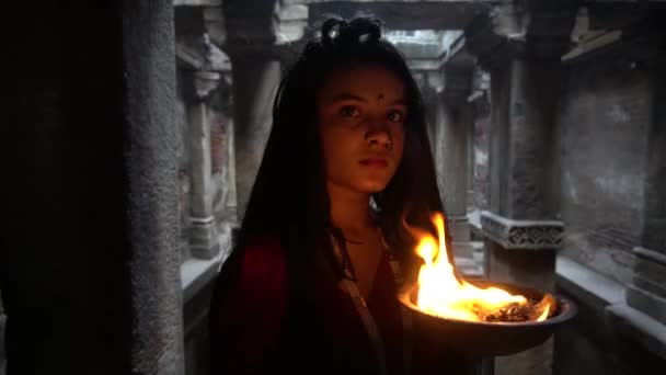 Krásná Indická Dívka Starém Stepwellu Sobě Tradiční Indické Červené Saree — Stock video