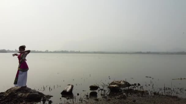 Bharatnatyam Dancer Displaying Classical Bharatnatyam Pose Nature Vadatalav Lake Pavagadh — Stock video