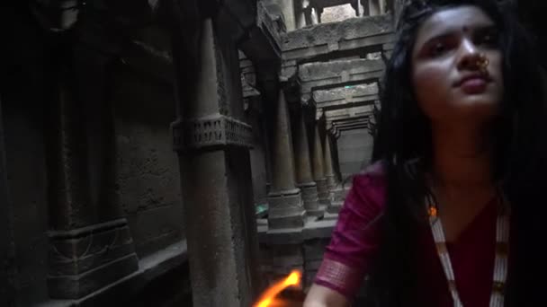 Menina Indiana Bonita Stepwell Velho Vestindo Saree Vermelho Indiano Tradicional — Vídeo de Stock