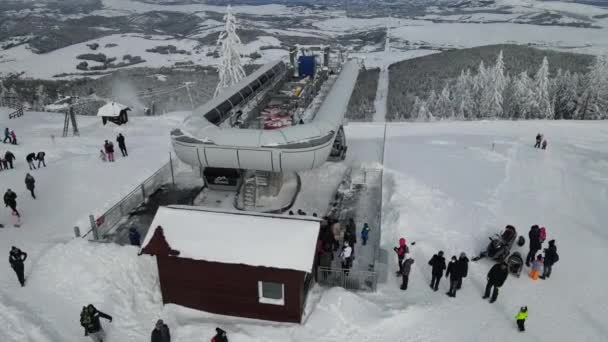 Aerial Shot Gondola Ski Lift People Skiers Ski Slopes Panoramic — Wideo stockowe