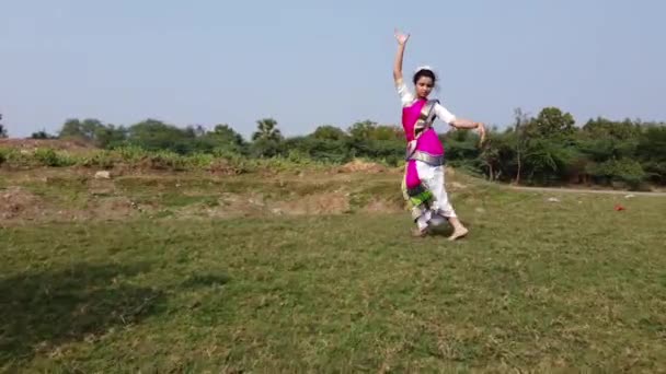 Μια Bharatnatyam Χορεύτρια Εμφανίζει Μια Κλασική Bharatnatyam Θέτουν Στη Φύση — Αρχείο Βίντεο